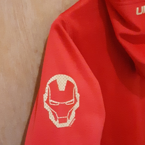 Like new 90%  Under armour youth xl marvel hoodie - Picture 3 of 4